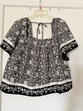 Universal Thread Black & White Square-Neck Peasant Blouse